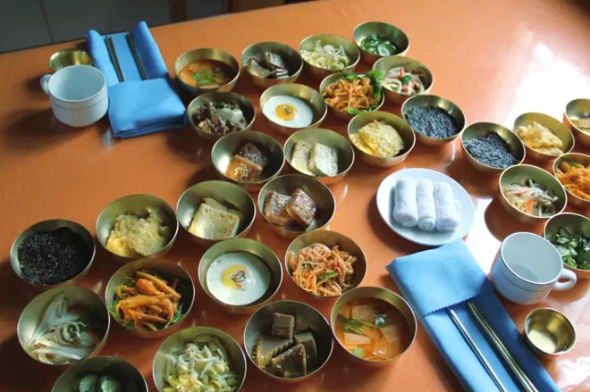 Bữa trưa điển hình dành cho khách du lịch ở Triều Tiên gồm các loại kim chi, đậu phụ và trứng.