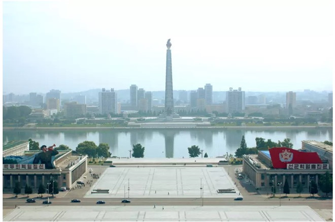 Quảng trường Kim Il-sung và tháp Juche Idea là điểm dừng chân quen thuộc trong các tour du lịch tại Triều Tiên.