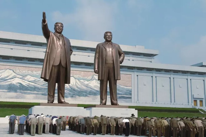 Tượng đài tưởng niệm các cố Chủ tịch Triều Tiên tại Bình Nhưỡng.