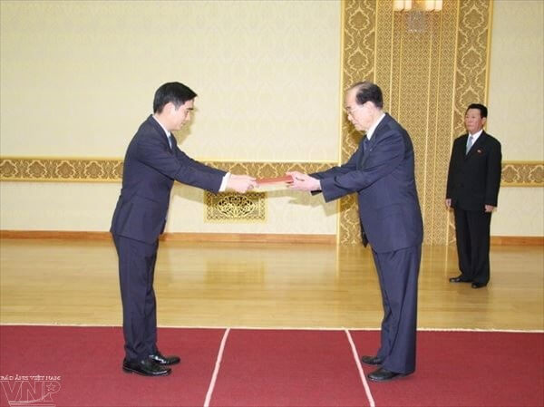 Đại sứ Việt Nam tại Triều Tiên Phạm Việt Hùng trình Thư ủy nhiệm