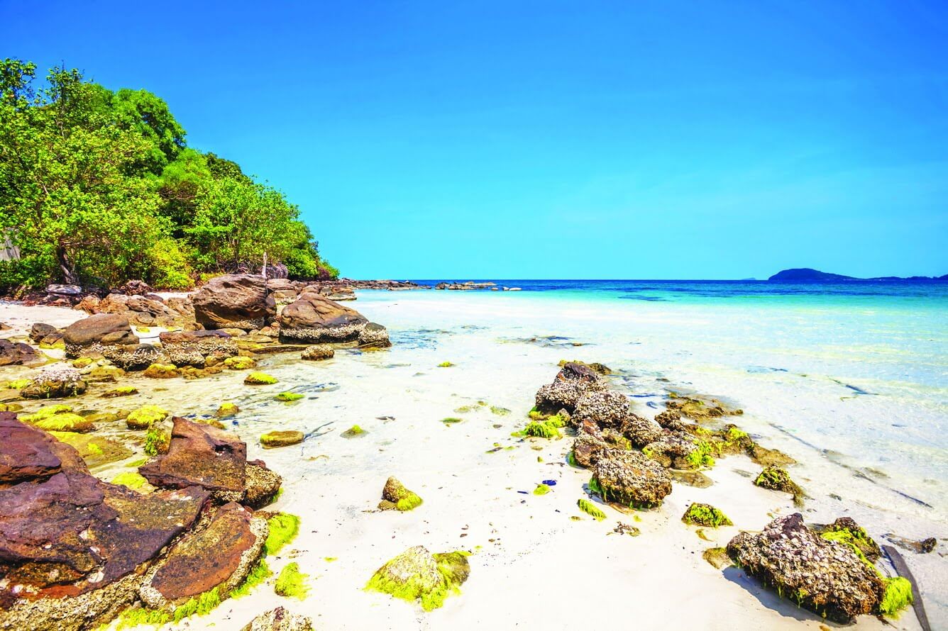 Bãi Thơm Phú Quốc có bãi cát đẹp nhưng hẹp và nước biển trong xanh nhưng nông nhiều đá ngầm nên không thích hợp với hoạt động tắm biển.