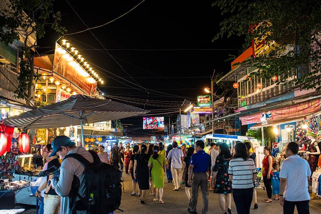 Dạo chơi vi vu khám phá ẩm thực trong chợ đêm Bạch Đằng Phú Quốc.
